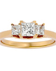 Inel de Logodnă Trei Diamante Naturale Cu Tăietură De Prințesă de 0.96 ct din 18k Aur Galben - Castelo.ro