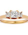 Inel de Logodnă Trei Diamante Create în Laborator Cu Tăietură De Prințesă de 0.96 ct din 18k Aur Galben - Castelo.ro