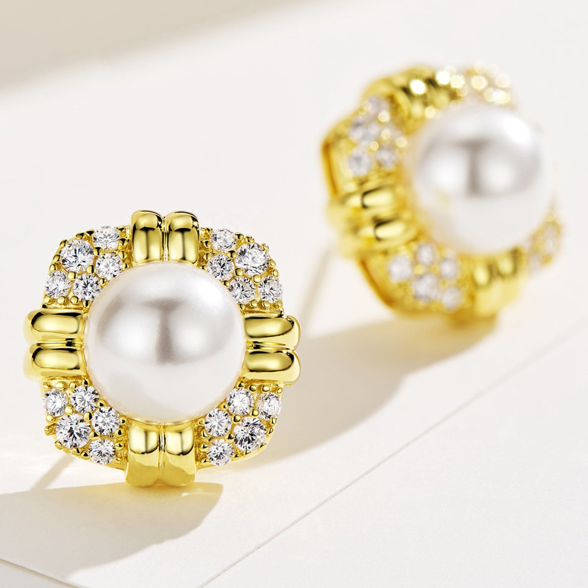 Cercei Vintage cu Perlă 10 mm din Argint Masiv 925 Placat cu Aur Galben și Zircon 5A din - Castelo.ro