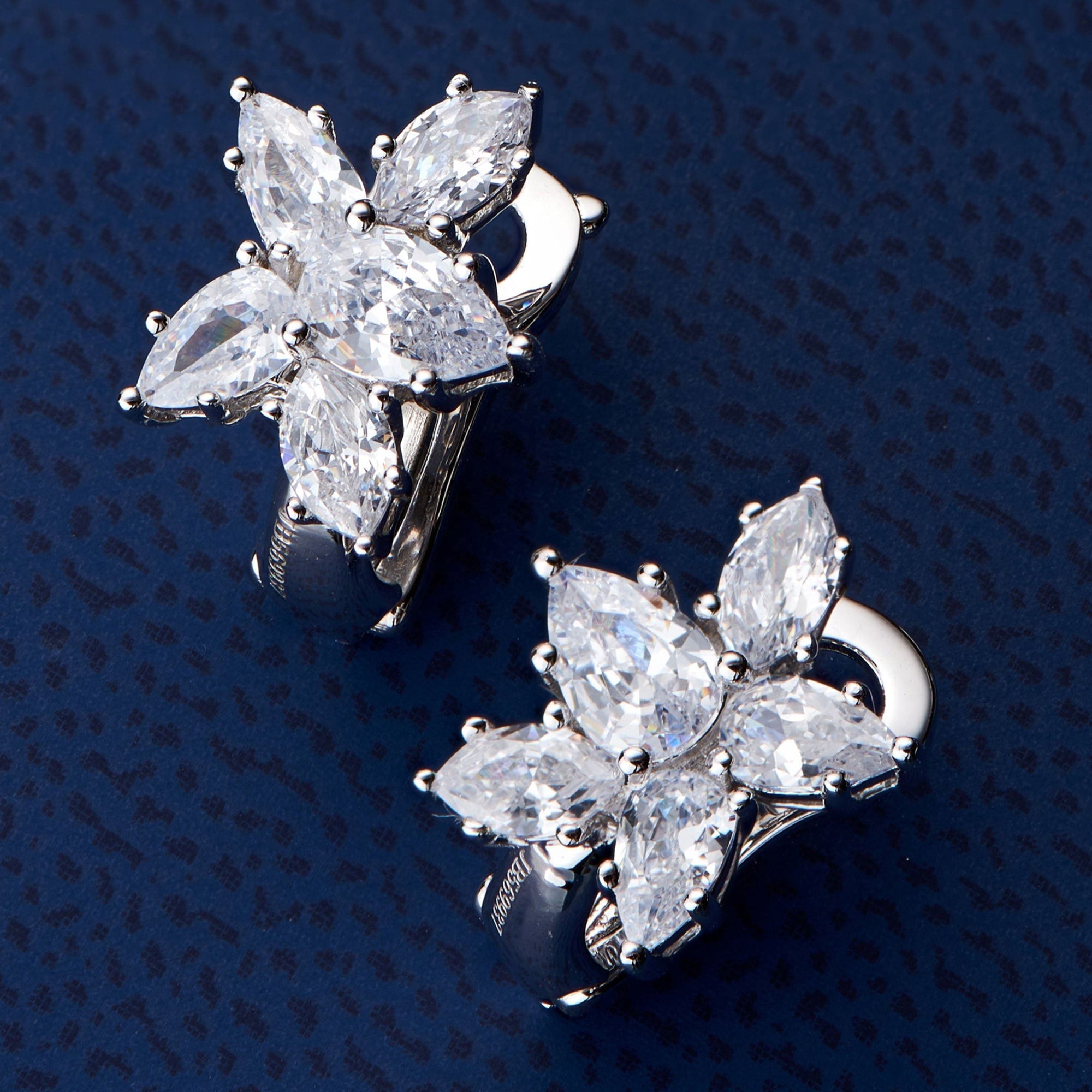 Cercei Stud Cluster cu Zirconiu 5A din Argint 925 Placat cu Rodiu din - Castelo.ro