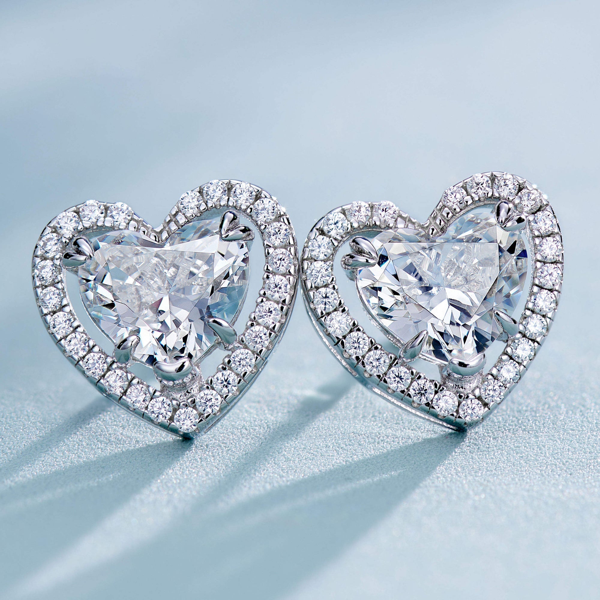 Cercei Stud Inimă cu Halo din Argint 925 Placat cu Rodiu și Zircon 5A din - Castelo.ro