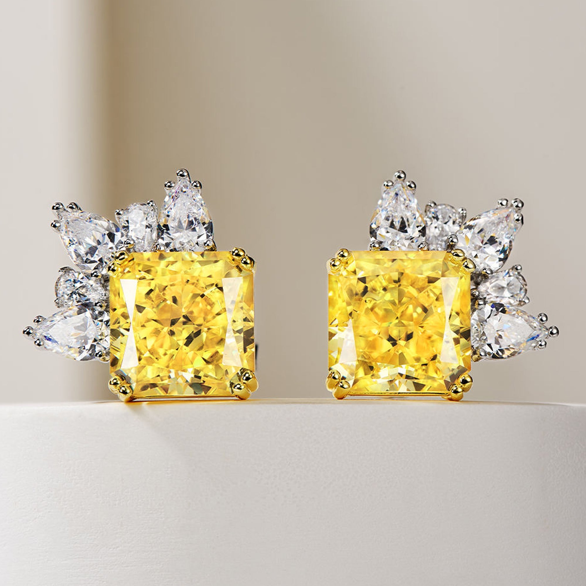 Cercei Stud Ananas cu Cristal Galben din Argint S925 Placat cu Rodiu și Zircon A5 din - Castelo.ro