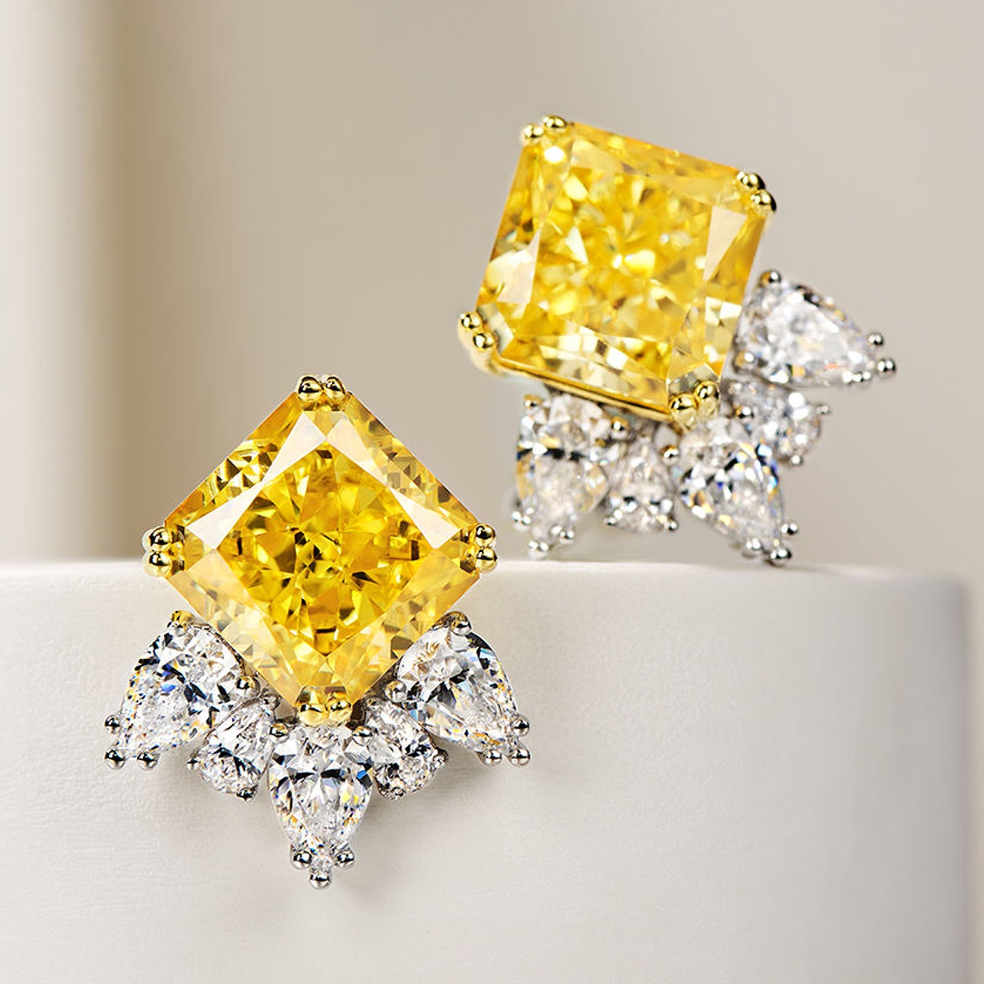 Cercei Stud Ananas cu Cristal Galben din Argint S925 Placat cu Rodiu și Zircon A5 din - Castelo.ro
