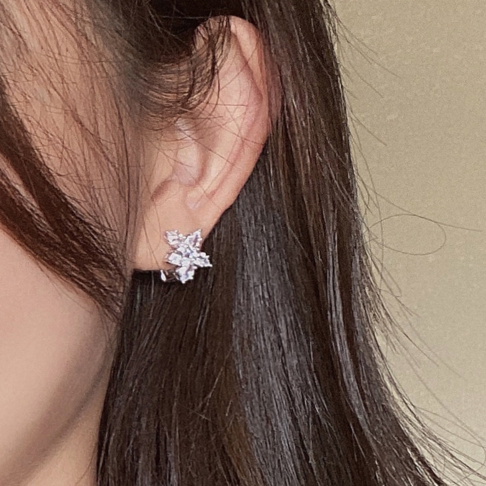 Cercei Stud Cluster cu Zirconiu 5A din Argint 925 Placat cu Rodiu din - Castelo.ro