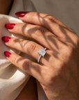 Inel de Logodnă Mayfair din Aur 14k cu Moissanite Emerald de 2 ct din 14k Aur Alb - Castelo.ro
