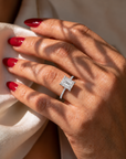 Inel de Logodnă Mayfair din Aur 14k cu Moissanite Emerald de 3 ct din 14k Aur Alb - Castelo.ro