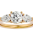 Inel de Logodnă cu Trei Moissanite de 1.89 ct din 18k Aur Galben - Castelo.ro