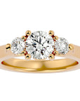 Inel de Logodnă Charlotte Cu Trei Moissanite de 1.88 ct din 18k Aur Galben - Castelo.ro