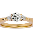 Inel de Logodnă Élise cu Trei Moissanite de 0.75 ct din 18k Aur Galben - Castelo.ro