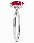 Inel de Logodnă Kensington din Aur 14k cu Rubin Creat în Laborator Oval 10x7 mm și Diamante Create în Laborator din 14k Aur Alb - Castelo.ro