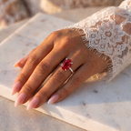 Inel de Logodnă Kensington din Aur 18k cu Rubin Creat în Laborator Oval 12x8 mm și Diamante Create în Laborator din Platina - Castelo.ro