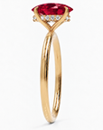 Inel de Logodnă Kensington din Aur 14k cu Rubin Creat în Laborator Oval 10x7 mm și Diamante Create în Laborator din 14k Aur Galben - Castelo.ro