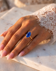 Inel de Logodnă Kensington din Aur 14k cu Safir Creat în Laborator Oval 12x8 mm și Diamante Create în Laborator din 14k Aur Galben - Castelo.ro