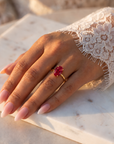 Inel de Logodnă Kensington din Aur 18k cu Rubin Creat în Laborator Oval 8x6 mm și Diamante Create în Laborator din 18k Aur Galben - Castelo.ro