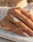 Inel de Logodnă Solitaire din Aur 18k cu Diamant Creat în Laborator Marquise si Halo Ascuns de 1.48 ct din Platina - Castelo.ro