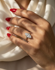 Inel de Logodnă Solitaire din Aur 18k cu Diamant Creat în Laborator Marquise si Halo Ascuns de 1.48 ct din Platina - Castelo.ro