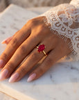 Inel de Logodnă Enigma din Aur 14k cu Rubin Creat în Laborator Oval 8x12 mm din 14k Aur Galben - Castelo.ro