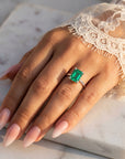 Inel de Logodnă Raphael din Aur 18k cu Smarald Creat în Laborator Emerald Cut 7x9 mm din Platina - Castelo.ro