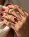 Inel de Logodnă Raphael din Aur 14k cu Rubin Creat în Laborator Emerald Cut 8x10 mm din 14k Aur Alb - Castelo.ro