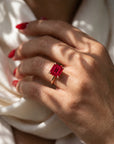 Inel de Logodnă Raphael din Aur 18k cu Rubin Creat în Laborator Emerald Cut 8x10 mm din 18k Aur Roz - Castelo.ro