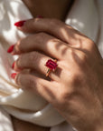 Inel de Logodnă Raphael din Aur 18k cu Rubin Creat în Laborator Emerald Cut 7x9 mm din 18k Aur Roz - Castelo.ro