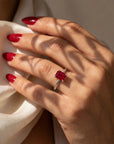 Inel de Logodnă Raphael din Aur 14k cu Rubin Creat în Laborator Emerald Cut 6x8 mm din 14k Aur Alb - Castelo.ro