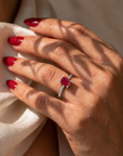 Inel de Logodnă Windsor din Aur 18k cu Rubin Creat în Laborator Emerald Cut 8x6 mm și Diamante Create în Laborator din Platina - Castelo.ro
