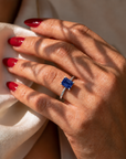 Inel de Logodnă Windsor din Aur 18k cu Safir Creat în Laborator Emerald Cut 9x7 mm și Diamante Create în Laborator din Platina - Castelo.ro