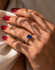 Inel de Logodnă Windsor din Aur 18k cu Safir Creat în Laborator Emerald Cut 8x6 mm și Diamante Create în Laborator din 18k Aur Roz - Castelo.ro