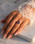 Inel de Logodnă Windsor din Aur 18k cu Safir Creat în Laborator Emerald Cut 8x6 mm și Diamante Create în Laborator din 18k Aur Roz - Castelo.ro