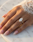 Inel de Logodnă Solitaire din Aur 14k cu Moissanite Marquise si Halo Ascuns de 1.48 ct din 14k Aur Alb - Castelo.ro