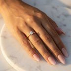 Inel de Logodnă Brilliance din Aur 18k cu Moissanite Solitaire Rotund de 0.8 ct din 18k Aur Galben - Castelo.ro