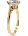 Inel de Logodnă Emerald & Pear cu Trei Moissanite de 1.6 ct din 18k Aur Galben - Castelo.ro