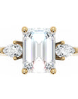 Inel de Logodnă Emerald & Pear cu Trei Moissanite de 1.6 ct din 18k Aur Galben - Castelo.ro