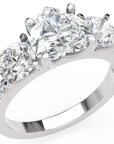 Inel de Logodnă Heart Pave cu Trei Moissanite de 2.6 ct din Platina - Castelo.ro