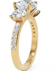 Inel de Logodnă Heart Pave cu Trei Moissanite de 2.6 ct din 18k Aur Galben - Castelo.ro
