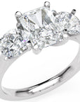 Inel de Logodnă Duchesse Lumière Radiant și Rotund cu Trei Moissanite de 2.45 ct