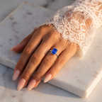 Inel de Logodnă Raphael din Aur 14k cu Safir Creat în Laborator Emerald Cut 6x8 mm din 14k Aur Alb - Castelo.ro