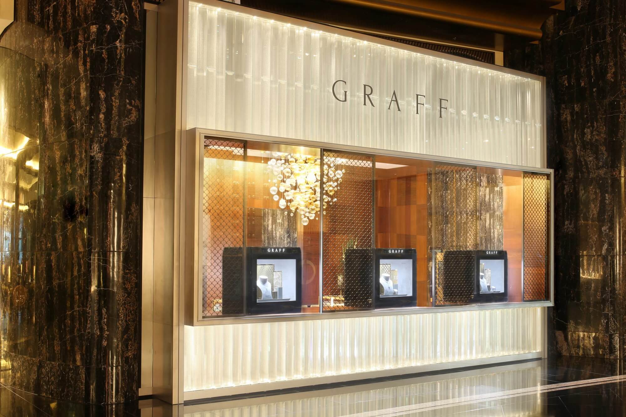 Graff vs. Harry Winston: Cine Domină Lumea Diamantelor de Lux?