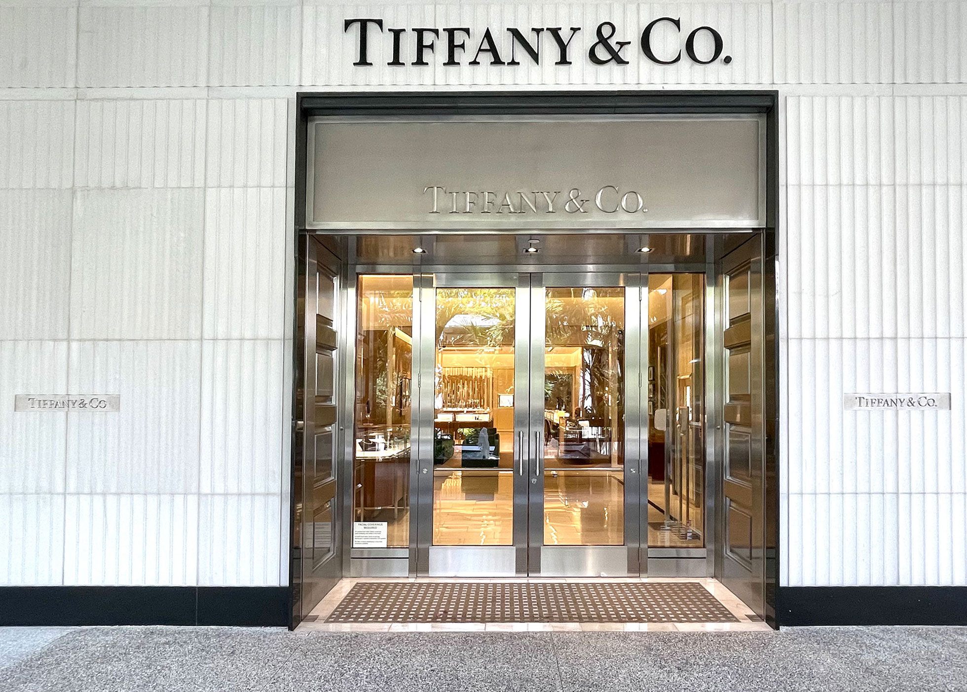 Van Cleef & Arpels vs. Tiffany & Co.: Două Case de Bijuterii cu Stiluri Unice