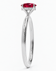 Inel de Logodnă Kensington din Aur 18k cu Rubin Creat în Laborator Oval 8x6 mm și Diamante Create în Laborator din Platina - Castelo.ro
