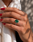 Inel de Logodnă Kensington din Aur 18k cu Smarald Creat în Laborator Oval 12x8 mm și Diamante Create în Laborator din Platina - Castelo.ro