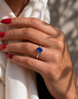 Inel de Logodnă Kensington din Aur 18k cu Safir Creat în Laborator Oval 8x6 mm și Diamante Create în Laborator din Platina - Castelo.ro