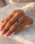 Inel de Logodnă Kensington din Aur 14k cu Safir Creat în Laborator Oval 8x6 mm și Diamante Create în Laborator din 14k Aur Alb - Castelo.ro