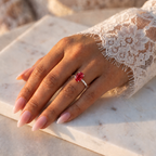 Inel de Logodnă Kensington din Aur 18k cu Rubin Creat în Laborator Oval 8x6 mm și Diamante Create în Laborator din Platina - Castelo.ro