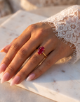 Inel de Logodnă Kensington din Aur 14k cu Rubin Creat în Laborator Oval 10x7 mm și Diamante Create în Laborator din 14k Aur Galben - Castelo.ro