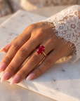 Inel de Logodnă Kensington din Aur 18k cu Rubin Creat în Laborator Oval 12x8 mm și Diamante Create în Laborator din 18k Aur Galben - Castelo.ro