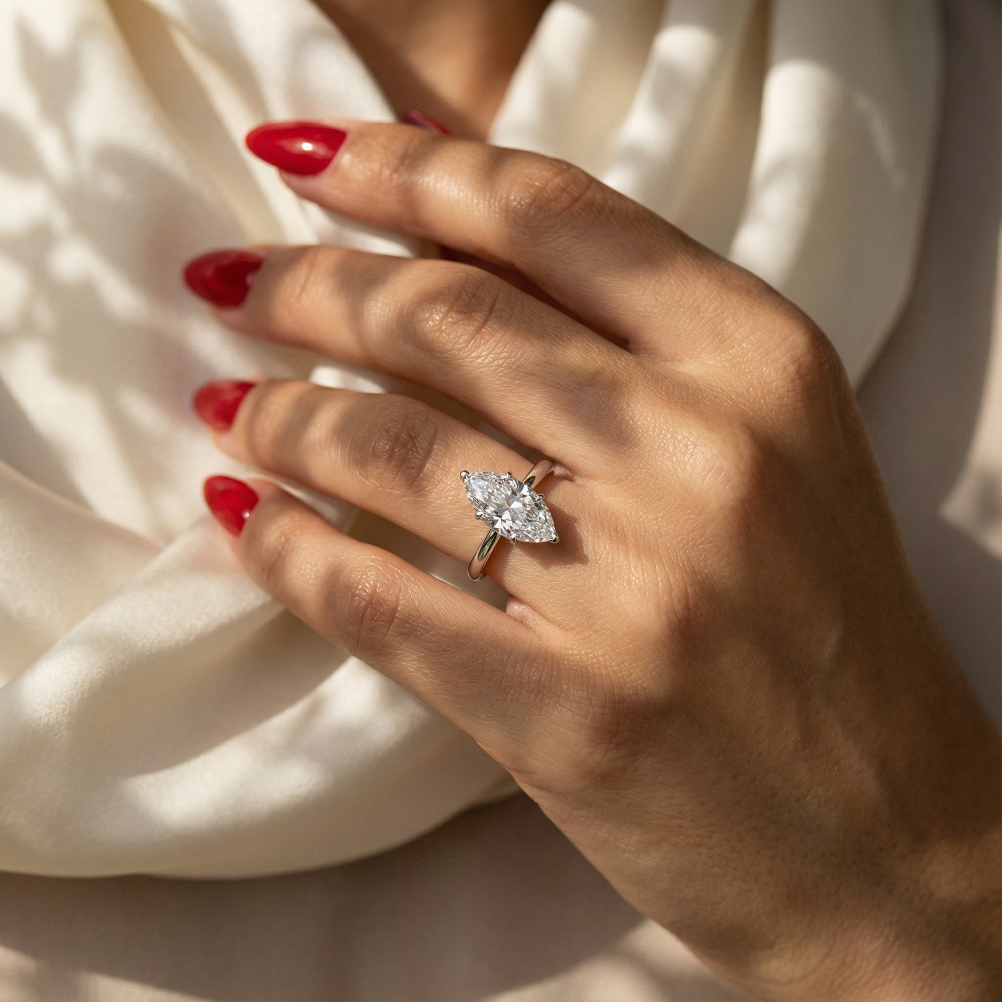 Inel de Logodnă Solitaire din Aur 18k cu Diamant Creat în Laborator Marquise si Halo Ascuns de 1.48 ct din Platina - Castelo.ro