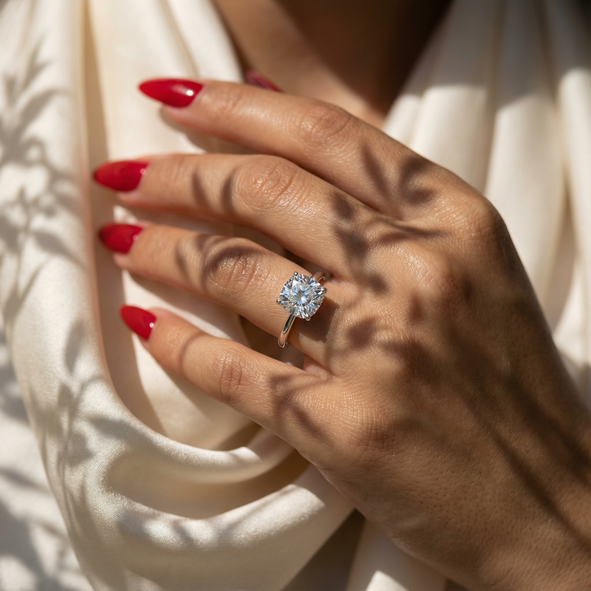 Inel de Logodnă Solitaire cu Halo Ascuns din Aur 14k cu Diamant Creat în Laborator Cushion de 1.48 ct din 14k Aur Alb - Castelo.ro