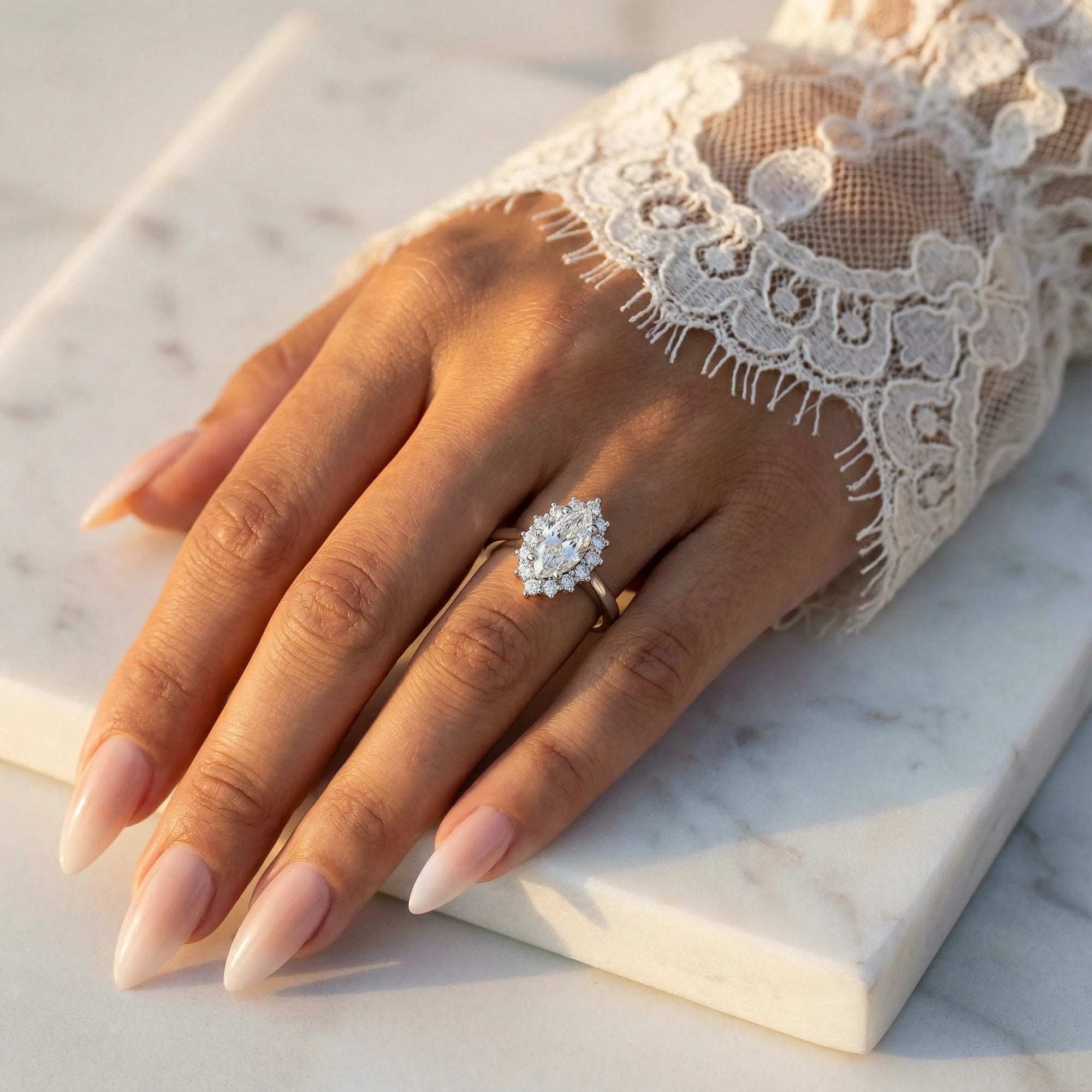 Inel de Logodnă Solitaire din Aur 18k cu Diamant Creat în Laborator Marquise si Halo de 0.64 ct